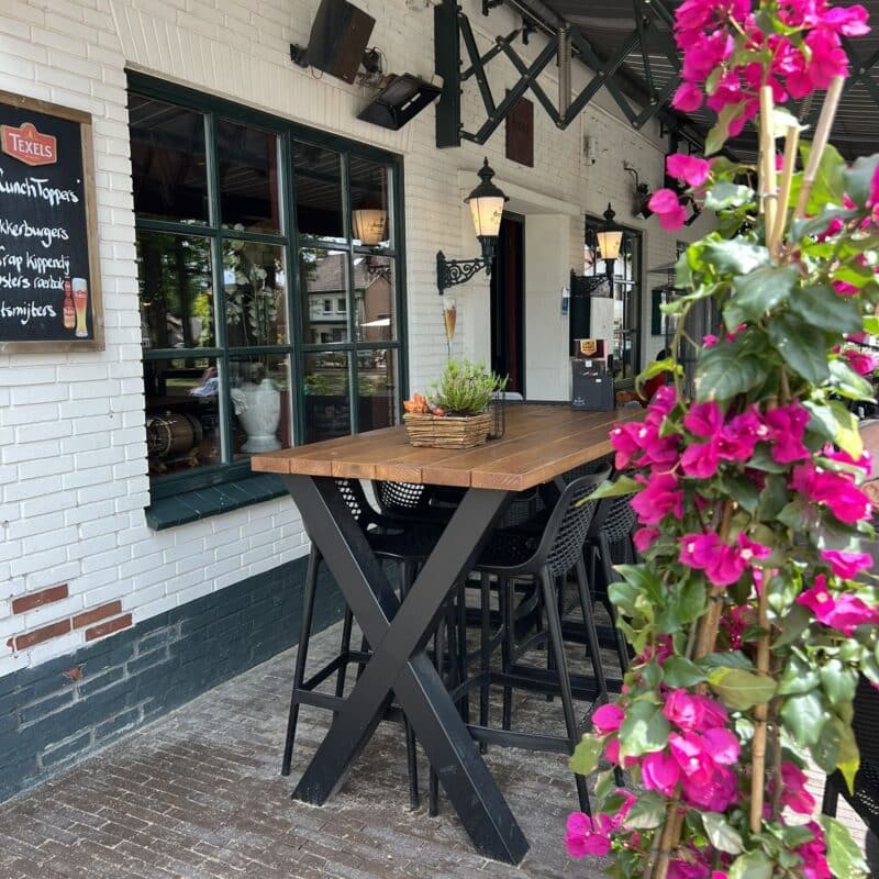 Bartafel Douglas X poot met barkrukken