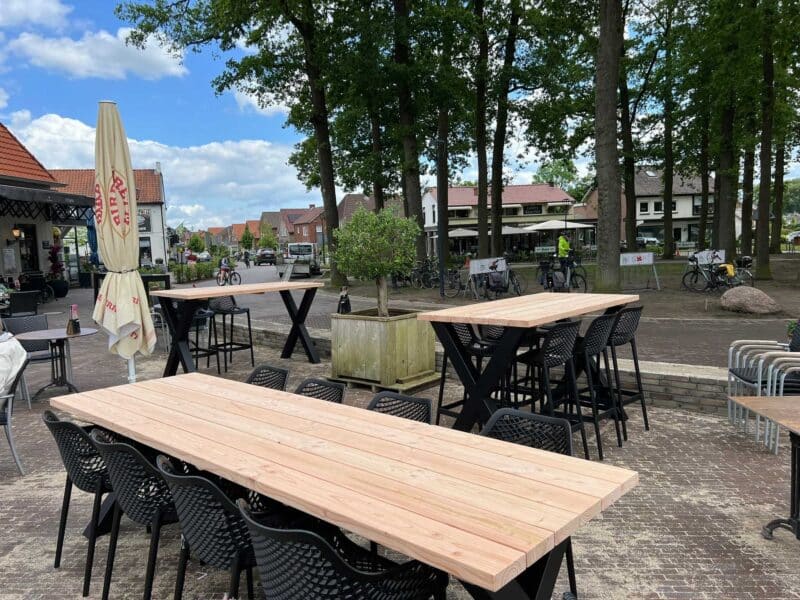 Bartafel Douglas X poot met barkrukken