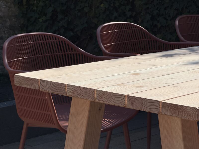 Houten tafel roze tuinstoel