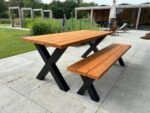 Tuintafel Douglas met bankje 240cm 6 personen X poot (1)