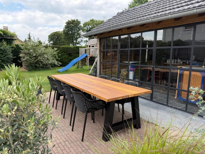 Tuintafel_Iroko_Rechthoekig_Stalen_Poten_1