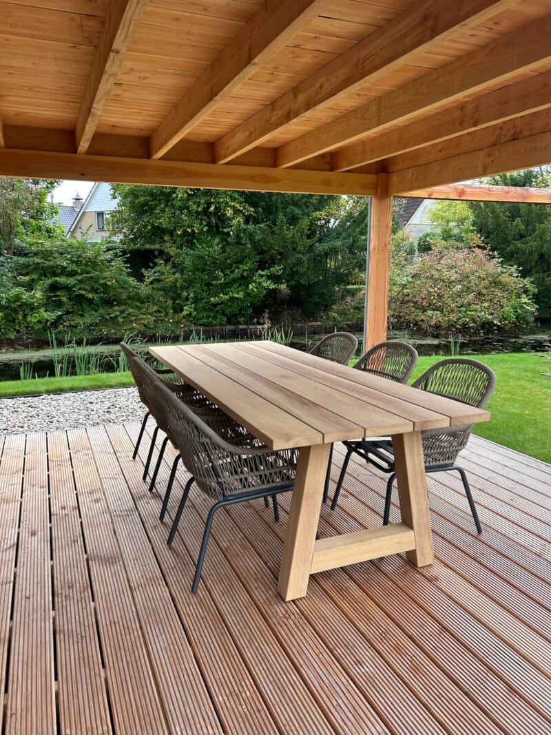 Tuintafel Iroko A pooot 240cm houten poot met tuinstoelen beige taupe (3)