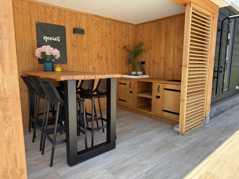 Buitenkeuken en bartafel onder overkapping
