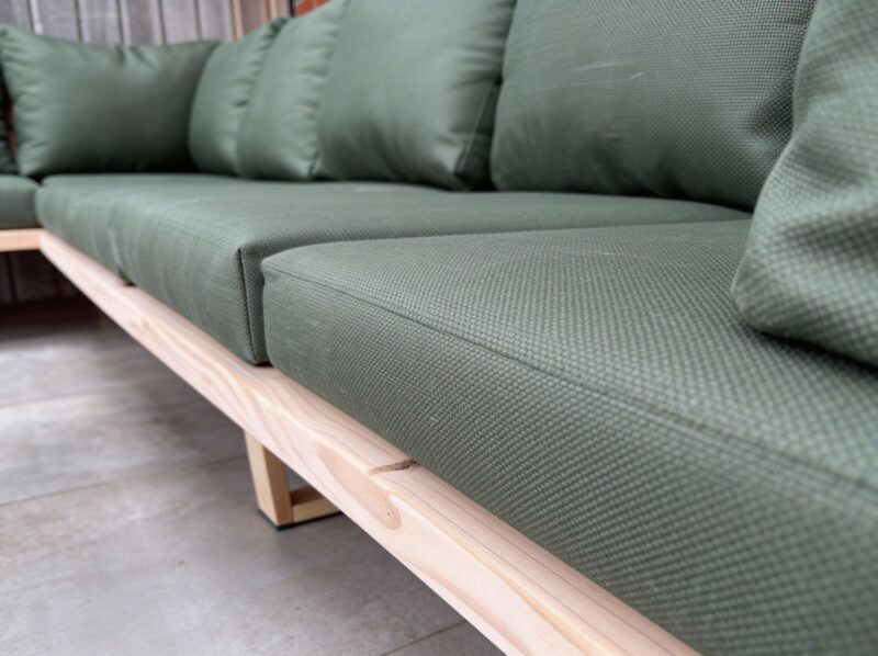 Groene kussens loungebank buiten