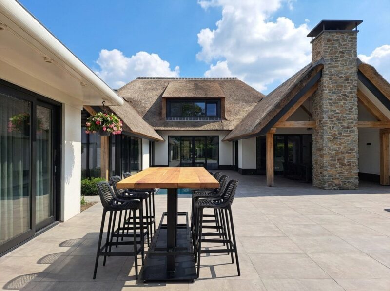 Luxe buiten bartafel Iro van massief Iroko hout in ruime tuin
