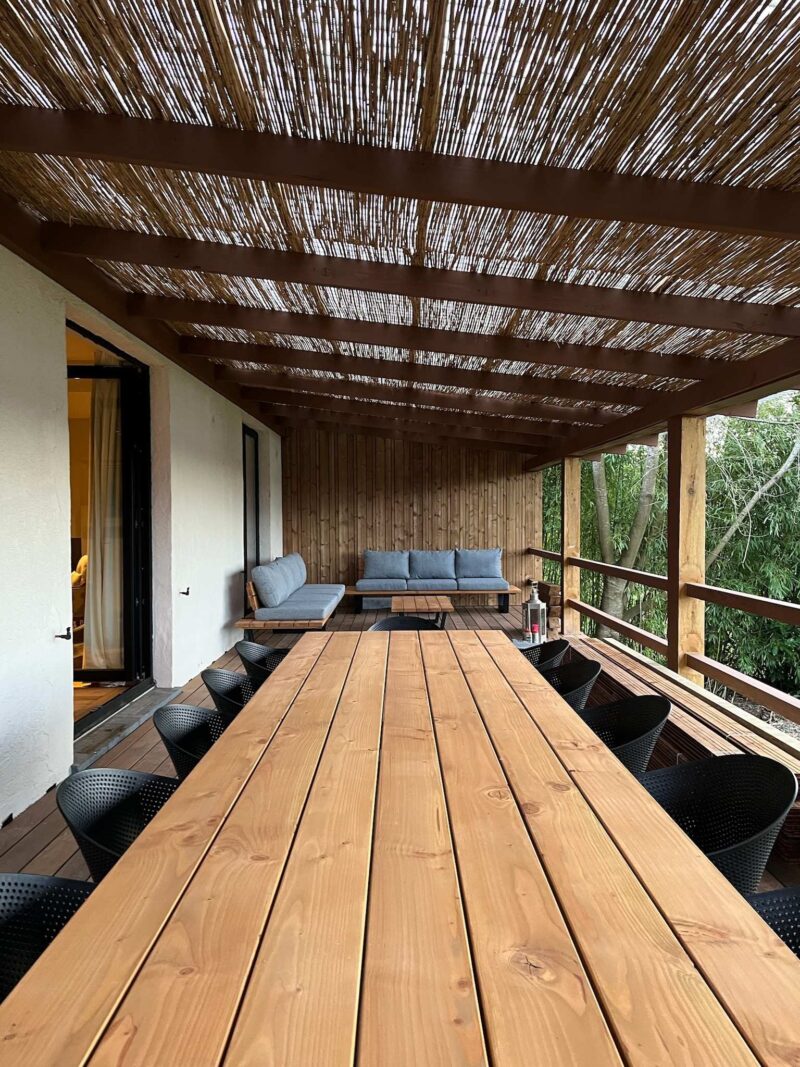 Terras tuininspiratie Douglas Loungeset met tuintafel en salontafel grijze kussens rechte loungesbank 3 personen stalen onderstel21